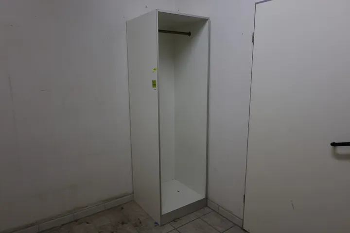 1 x Schrank Maße: 60 x 60 x 200 cm